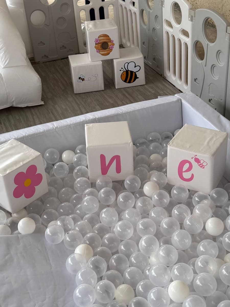 Alberca de pelotas con cubos personalizados decorativos