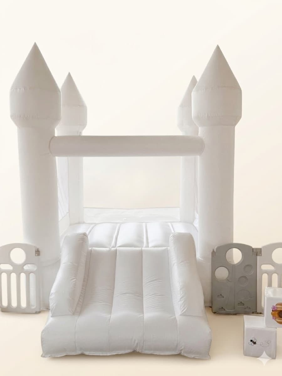 Castillo inflable blanco de KUMA con cuatro torres y rampa frontal