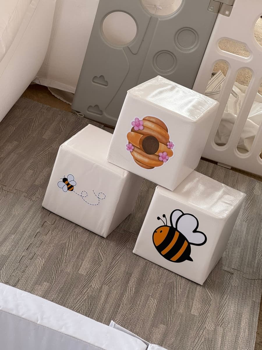 Tres cubos blancos con calcomanías de abeja y panal del cumple Eimmy